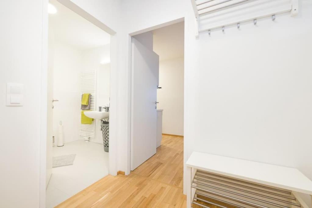 Premium With Balcony! Free Garage Parking Included! Wien